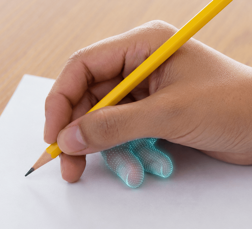 Primer plano de la mano con el meñique y el anular enfocados, apoyados sobre el papel
